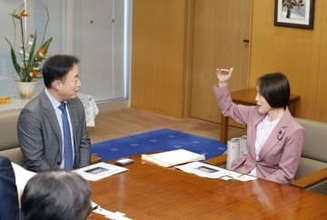 米艦載機訓練巡り意見交換　山口県岩国市長と共産・田村氏