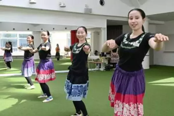 新人フラガール初練習　「笑顔咲かせる踊り手に」