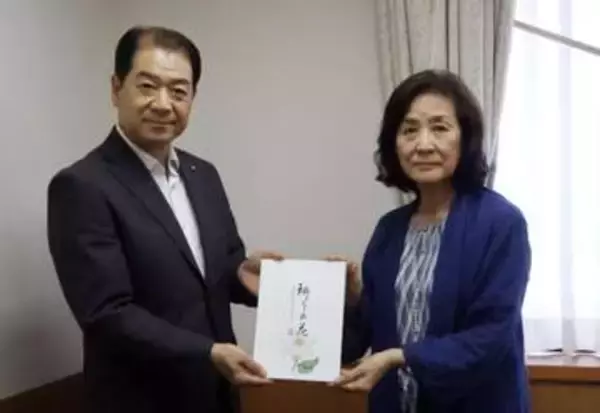 日航機墜落の犠牲者への花、本に　夫亡くした華道家の女性が寄贈