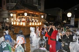 岐阜・郡上「徹夜おどり」始まる　げたの音響く夏の夜、16日まで