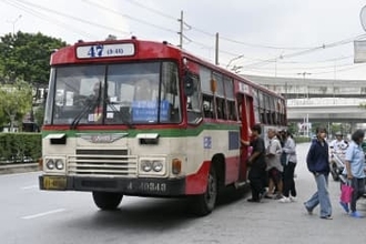 バンコク、郷愁の旧式路線バスが廃止へ　排ガスの大気汚染深刻、EVに切り替え