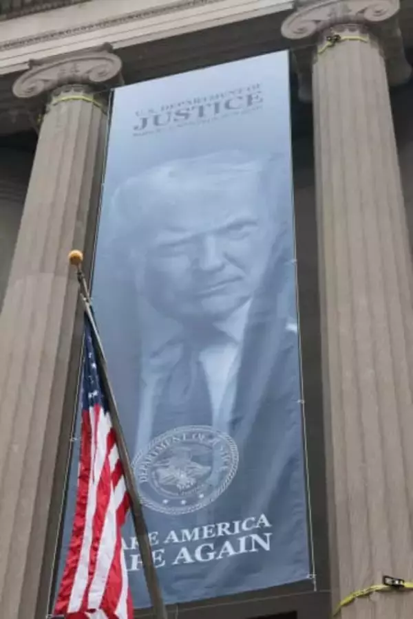 司法省にトランプ氏の巨大垂れ幕　法執行機関へ介入、独立性に懸念