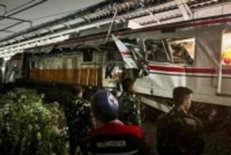 駅で列車追突、4人死亡　ジャカルタ近郊、負傷38人