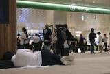 「JR千葉駅で一夜、家族連れも　路上に残された多くの車」の画像1