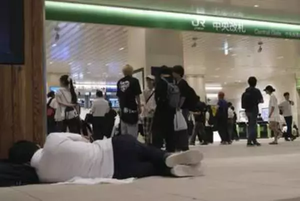 JR千葉駅で一夜、家族連れも　路上に残された多くの車