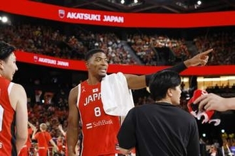 バスケ八村、高まる周囲との連係　3点シュート次々、好アシストも