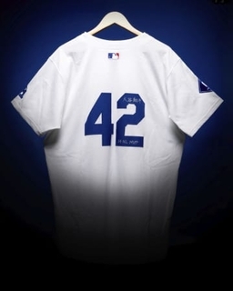 大谷ユニホーム、5千万円で落札　背番号「42」