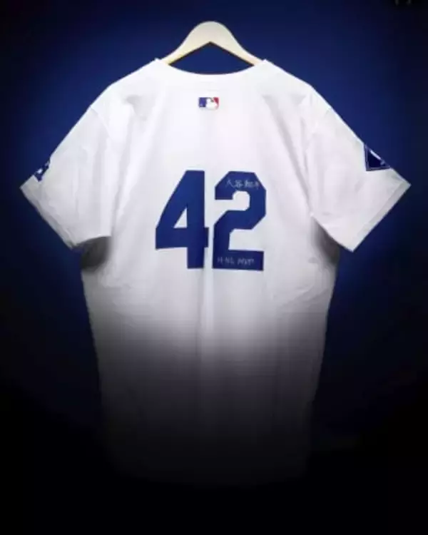 大谷ユニホーム、5千万円で落札　背番号「42」