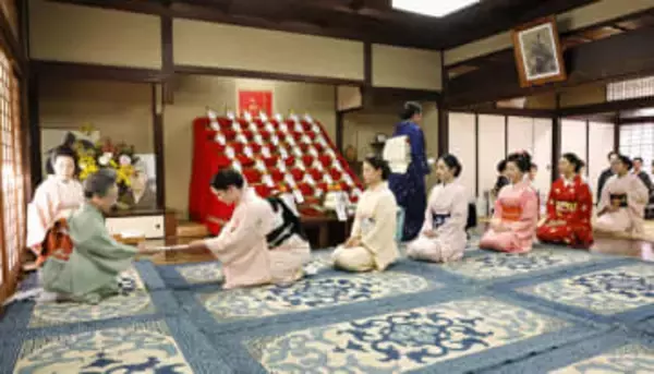 京都の舞妓ら正月準備「事始め」　祇園の花街、あいさつ回り