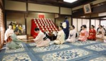 京都の舞妓ら正月準備「事始め」　祇園の花街、あいさつ回り