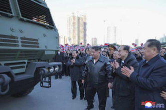 金正恩氏、国防強化へ次の構想　党大会前にロケット砲式典