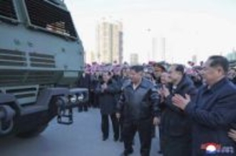 金正恩氏、国防強化へ次の構想　党大会前にロケット砲式典