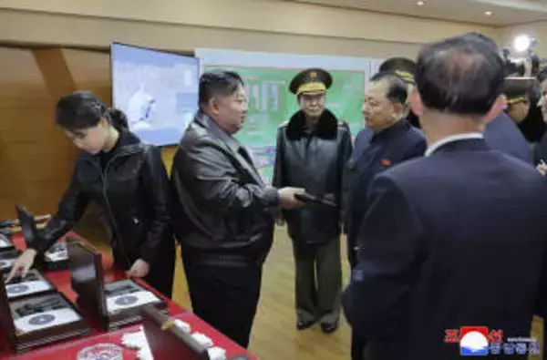 金氏、新型拳銃の生産視察　娘らと試射、命中精度向上