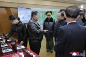 金氏、新型拳銃の生産視察　娘らと試射、命中精度向上