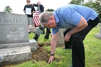撃墜された米爆撃機の破片を埋葬　広島で被爆死の捕虜、遺族が追悼