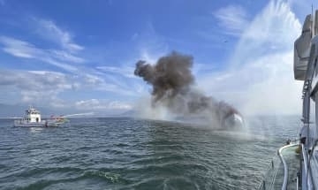 広島市沖 旅客船が炎上