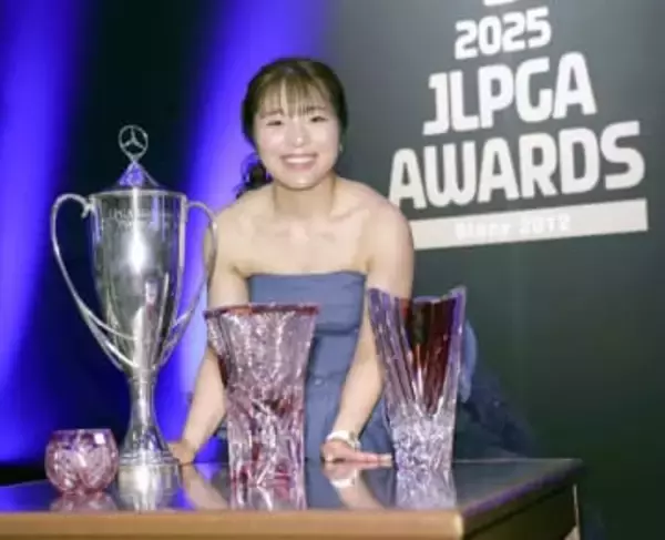 佐久間朱莉が個人3冠に輝く　日本女子プロゴルフ表彰式