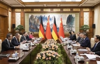 ドイツ首相が訪中、経済関係強化　対米念頭、習氏と会談