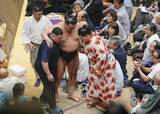 「豊昇龍が右脚を負傷、出場懸念　太もも裏、車いすで診療所に」の画像1