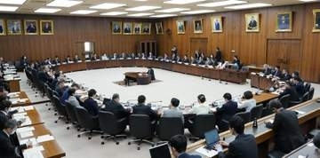 衆院選後初の憲法審論議　自民、改正条文起草検討を