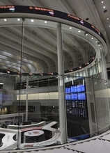 東証、午前終値は6万4654円　米ハイテク株高で買い優勢