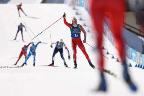 男子はノルウェーが3連覇　スキー距離・18日