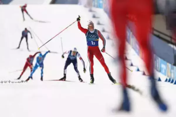 男子はノルウェーが3連覇　スキー距離・18日