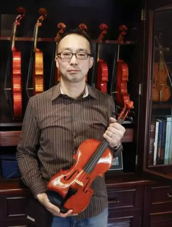 弾かれ続けるバイオリンを　28歳で脱サラ、楽器職人へ