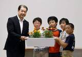 「群馬・御巣鷹慰霊の花引き渡し　現場に近い上野村立小児童が栽培」の画像1