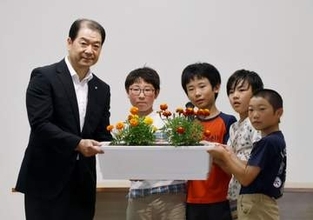 群馬・御巣鷹慰霊の花引き渡し　現場に近い上野村立小児童が栽培