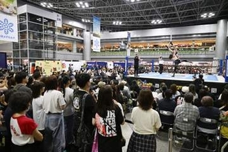 新千歳空港でプロレス初興行　開港100年記念、会場熱気