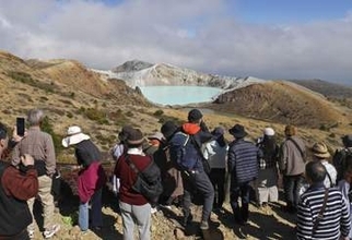 草津白根山の湯釜観光にぎわう　立ち入り規制8年ぶり解除