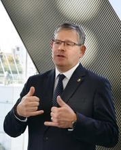 先端技術「素晴らしい」　デフ組織会長、都内視察