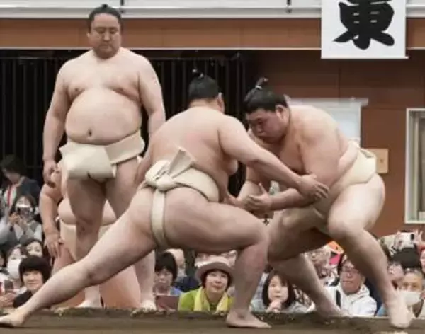 大の里、初のぶつかり稽古　春巡業