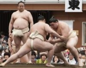 大の里、初のぶつかり稽古　春巡業