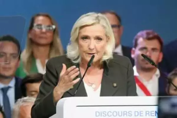 極右ルペン政権に現実味　仏大統領選まで半年