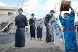 「花婿に冷水浴びせ家内安全願う　福島・いわきの奇祭「水祝儀」」の画像1