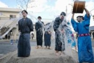 花婿に冷水浴びせ家内安全願う　福島・いわきの奇祭「水祝儀」