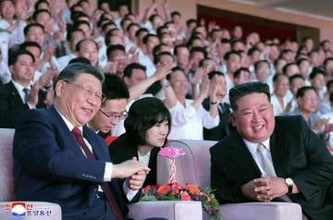 習近平氏、平壌で珍しい眼鏡姿　北朝鮮側が写真報じる