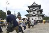 「弘前城天守、「曳戻し」を体験　重さ400トン、1000人参加」の画像1