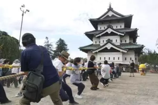 弘前城天守、「曳戻し」を体験　重さ400トン、1000人参加
