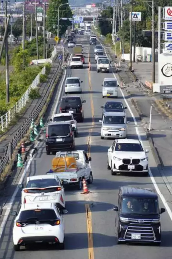 被災地で渋滞深刻、復旧足かせに　熊本地震、各地で路面損壊