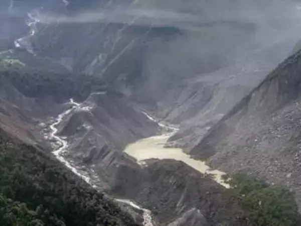 ネパール土石流で土砂ダム　中国水利省「決壊恐れ」