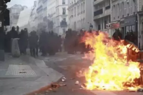 フランス高校生デモに16万人　一部が暴徒化、警官と衝突