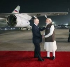 インド・ロシア首脳、握手し抱擁　親密アピール、会談へ