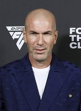 ジダン氏、フランス代表監督に　デシャン氏の後任