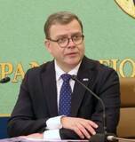 「フィンランド首相が謝罪　連立与党議員「つり目」ポーズで」の画像1