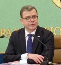 フィンランド首相が謝罪　連立与党議員「つり目」ポーズで