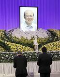 「杉田元副長官お別れ会　歴代最長8年9カ月在職」の画像1