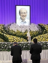 杉田元副長官お別れ会　歴代最長8年9カ月在職